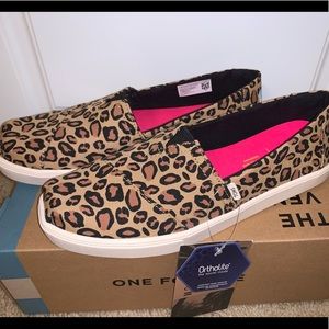 ❤️TOMS leopard print canvas shoes 7.5❤️New W/ Tags